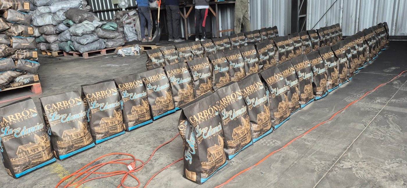 Bolsas de carbón La Estancia listas para paletizar