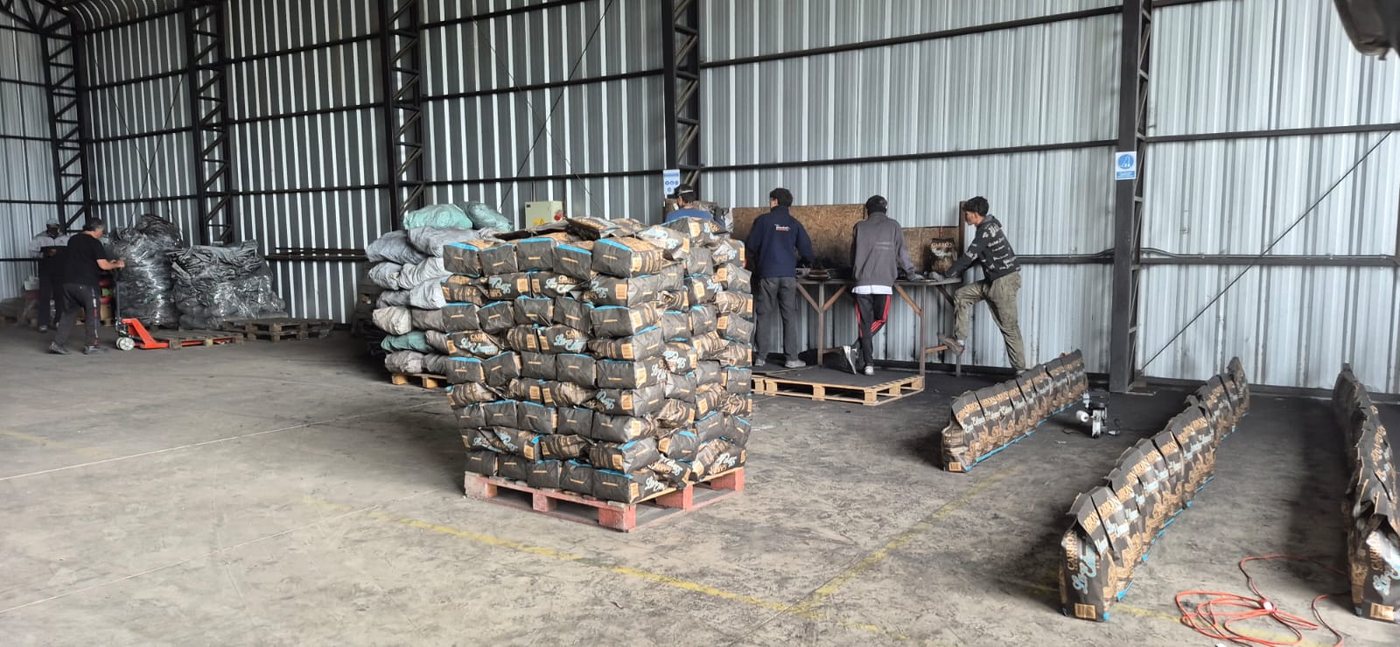 Equipo trabajando en planta de envasado